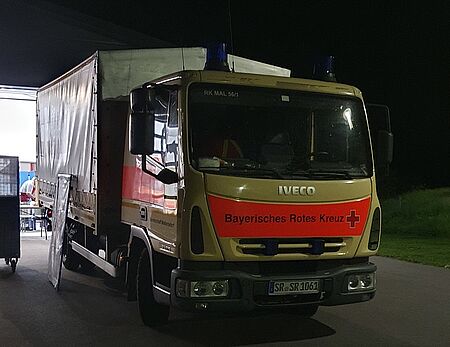 Betreuungs-LKW im Einsatz bei Nacht (Symbolbild)